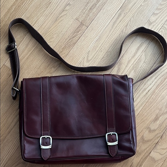 LUCALDO Other - LUCALDO Classic Leather Messenger Bag